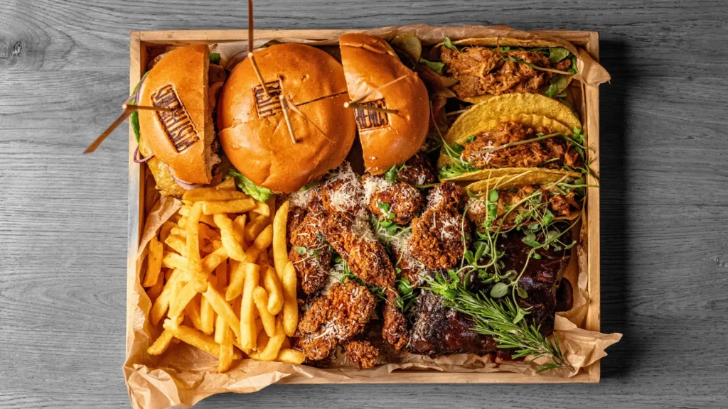 Przepyszne street food w knajpie w Poznaniu. Oryginalne smaki: burgery, nachosy, buritto.