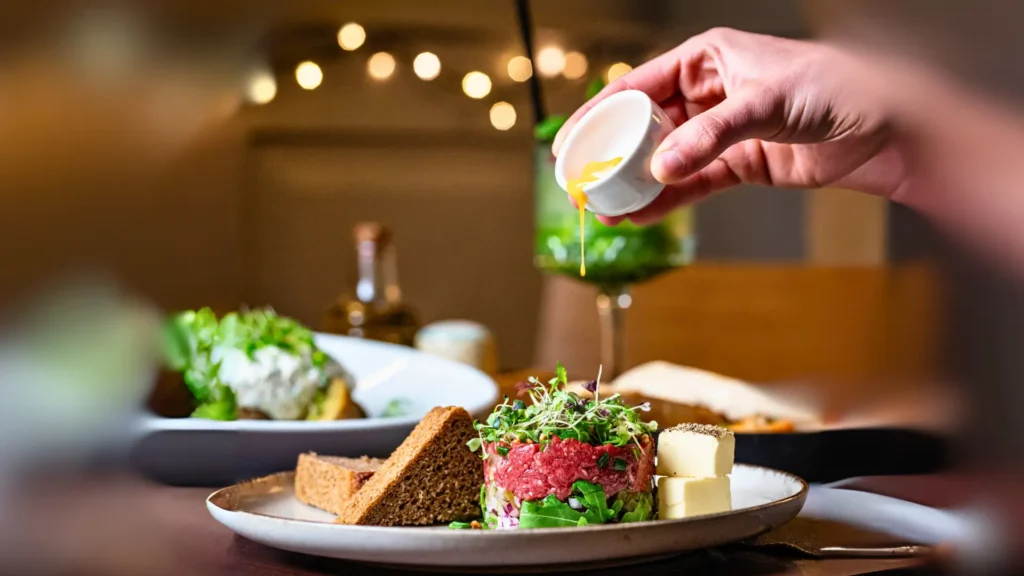 Pyszny tatar wołowy w restauracji w Poznaniu