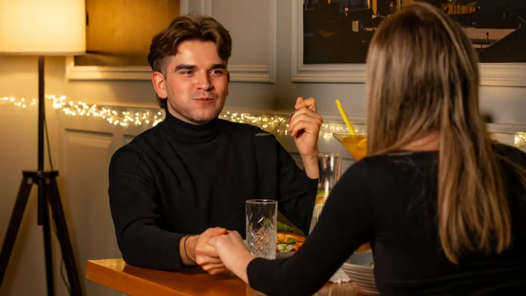 Romantyczna atmosfera w restauracji Just Friends – elegancko podane dania i klimatyczne oświetlenie.