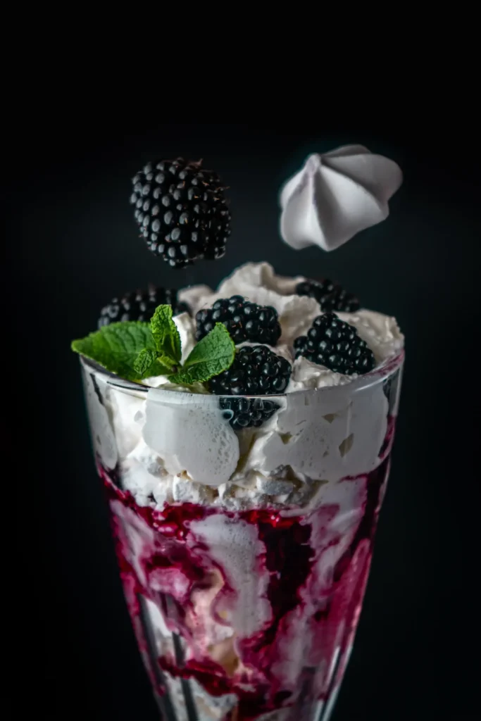 Deser Eton Mess z jeżynami w restauracji w Poznaniu