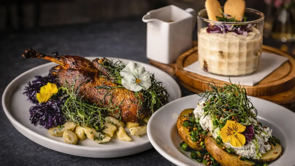 Restauracja na Starym Rynku w Poznaniu serwująca kuchnię wielkopolską – kaczka po poznańsku, pyry z gzikiem i tradycyjne dodatki w nowoczesnym wydaniu.