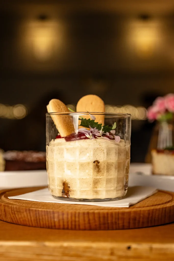 Tiramisu inspirowane rogalem swietomarcinskim autorskie jedzenie w poznaniu w restauracji na starym rynku w poznaniu