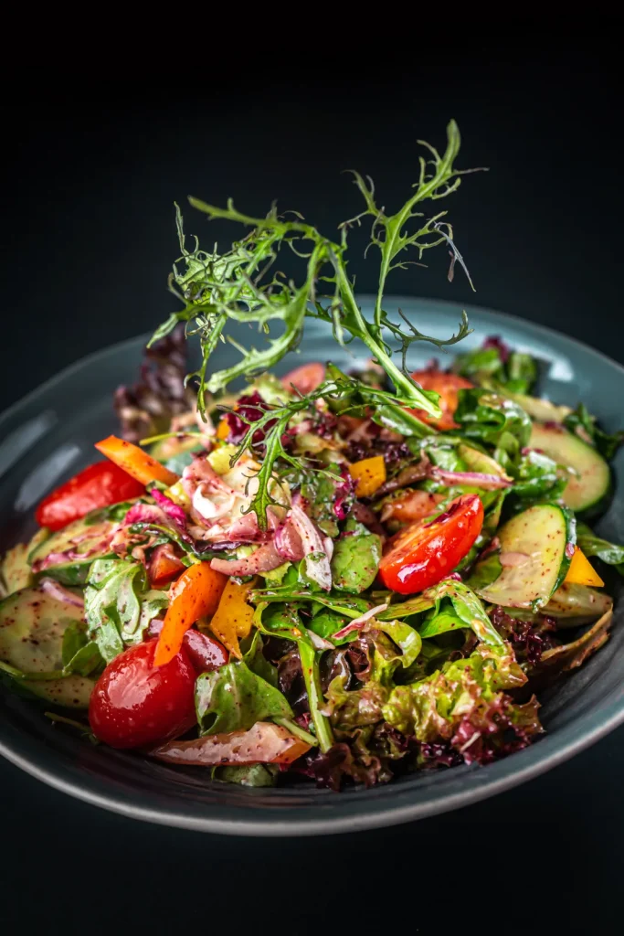 salatka sezonowa w restauracji