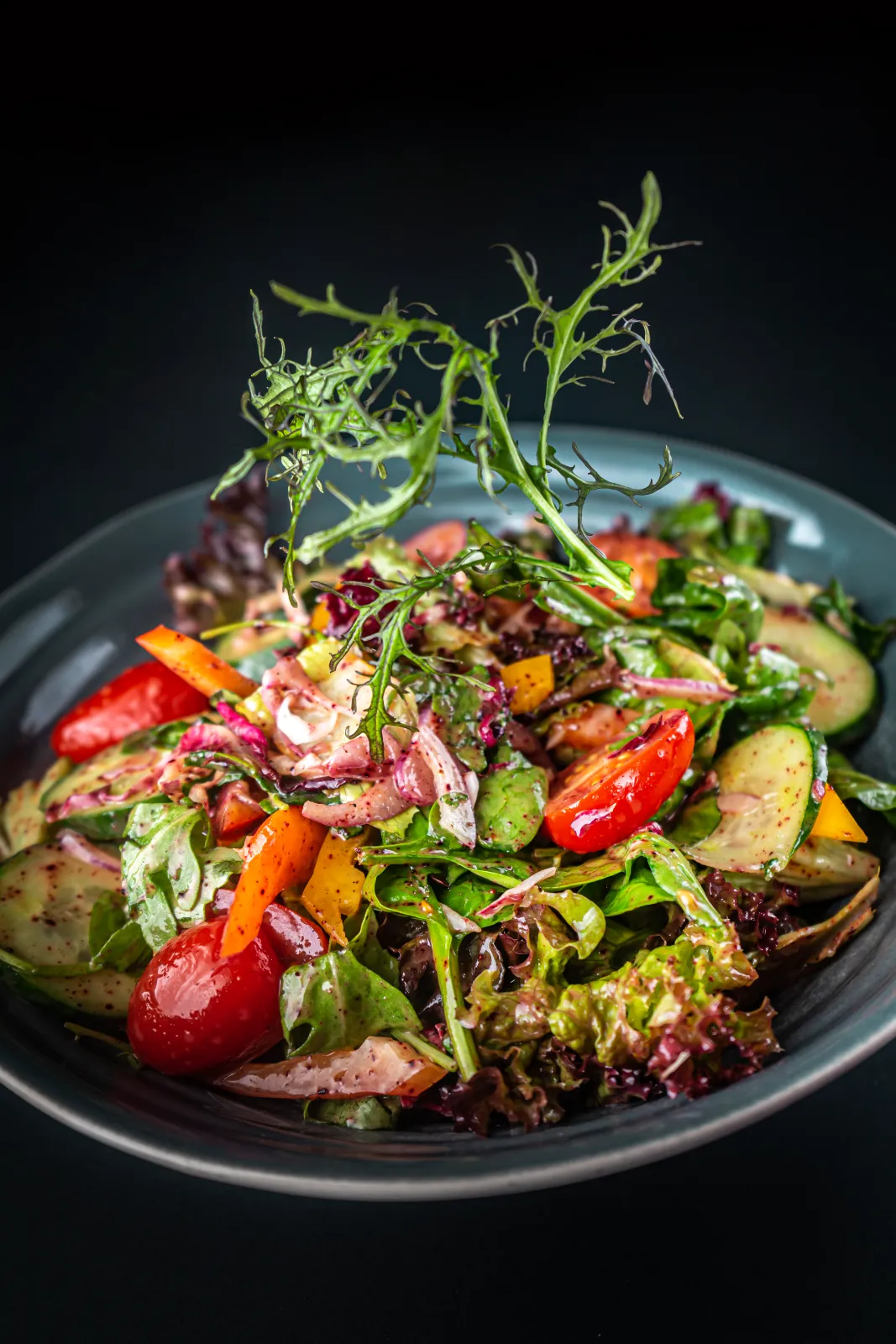 salatka sezonowa w restauracji