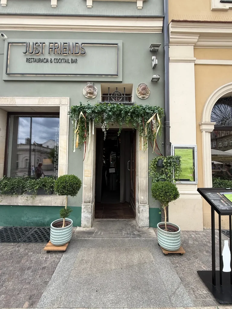 wejscie do restauracji just friends poznan