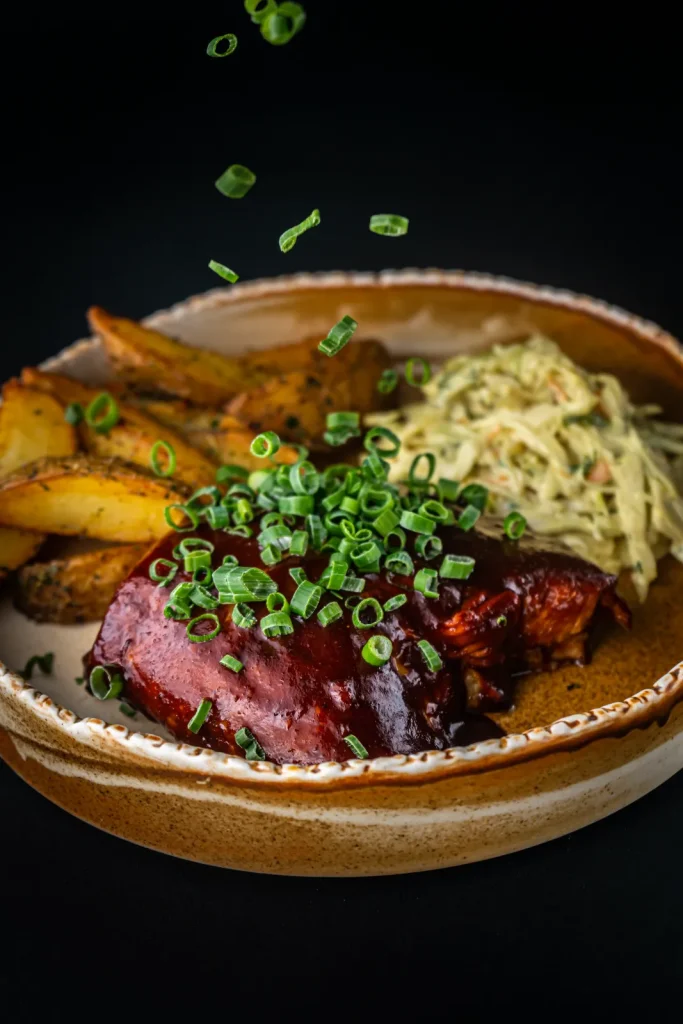 zeberka bbq mieso pieczone ziemniaki coleslaw