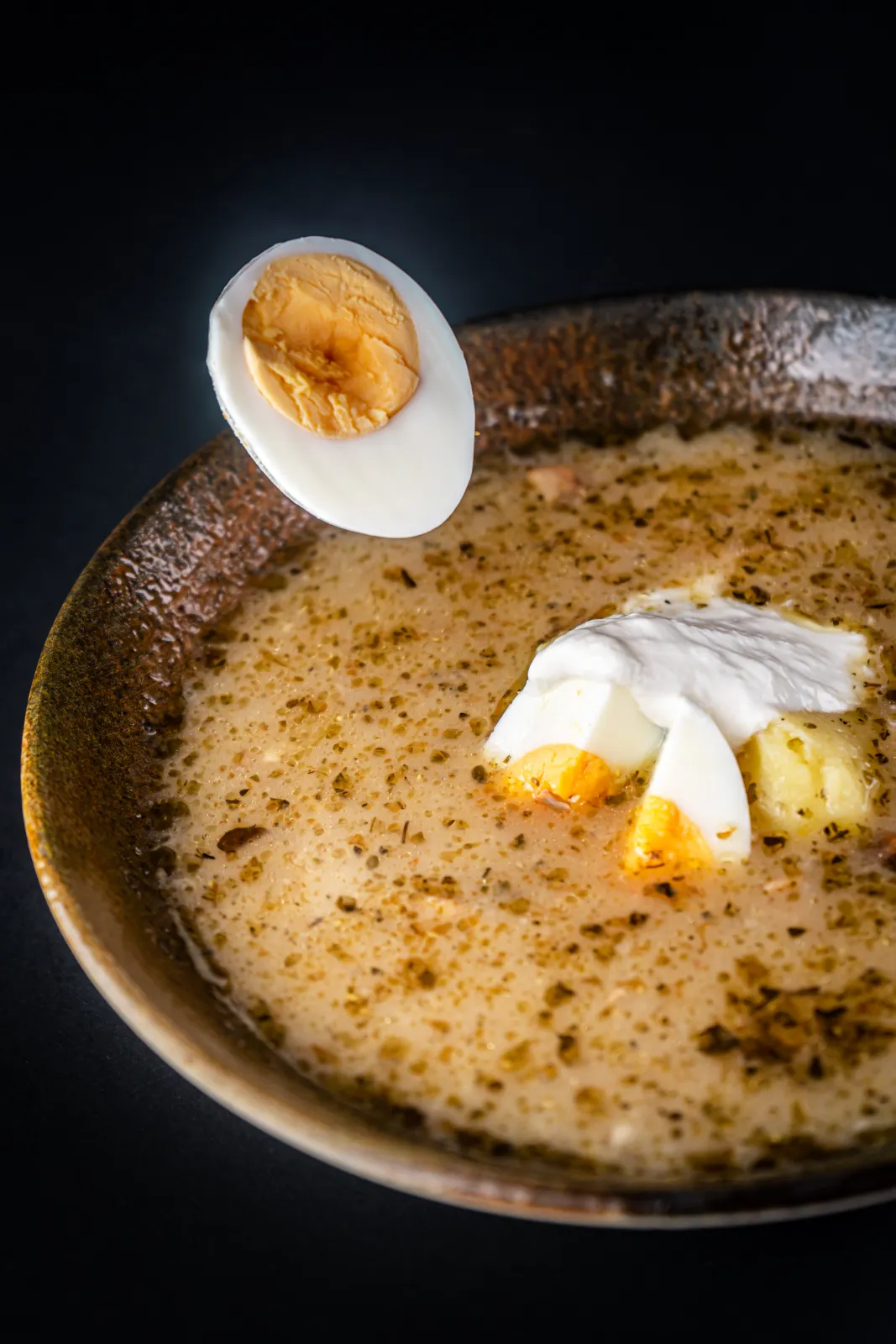 zupa zurek z puree ziemniaczanym jajkiem i smietana chrzanowa